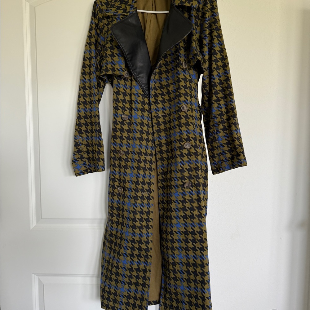 Stylish Houndstooth Trench Coat with Black Accents